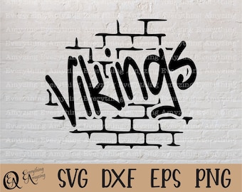 Może przedstawiać: Czarna grafika słowa "Vikings" w stylu graffiti, na tle ściany z cegieł. Projekt zawiera tekst "SVG DXF EPS PNG" na dole, wskazujący formaty plików.