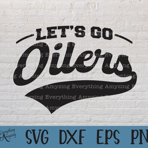 Op de afbeelding: Zwart-wit grafisch ontwerp met een witte bakstenen achtergrond. Het grafisch ontwerp zegt "Let's Go Oilers" in een zwart, cursief lettertype met een witte omtrek. De tekst is in een baseball-stijl lettertype met een gebogen lijn eronder.