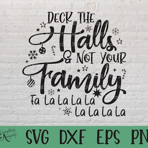 Peut inclure: Texte noir sur fond de briques blanches : "Deck the Halls & NOT Your Family" avec des ornements festifs. En dessous, "Fa La La La La La La La La". La bannière inférieure indique "SVG DXF EPS PNG".