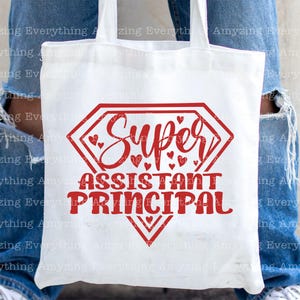 K&ouml;nnte beinhalten: Wei&szlig;e Einkaufstasche mit einer roten rautenf&ouml;rmigen Grafik, auf der "Super Assistant Principal" mit Herzen um das Wort "Super" steht.
