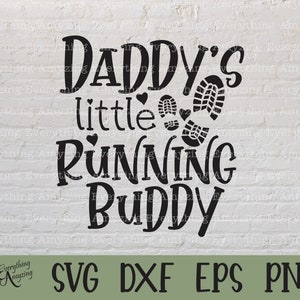 Könnte beinhalten: Schwarzweißes Grafikdesign mit dem Text "Daddy's little running buddy" und drei Fußabdrücken.