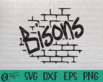 Könnte beinhalten: Schwarze Grafik des Wortes "Bisons" im Graffiti-Stil, vor einem Backsteinmauer-Design. Das Bild enthält den Text "SVG DXF EPS PNG" am unteren Rand, zusammen mit dem Logo "Everything Amyzing".