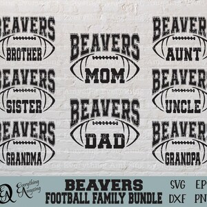 Puede incluir: Un conjunto de 10 archivos de corte SVG en blanco y negro que presentan la palabra "BEAVERS" con diferentes títulos de miembros de la familia, como "Mamá", "Papá", "Hermano", "Hermana", "Tía", "Tío", "Abuela" y "Abuelo". El texto está en una fuente en negrita, de bloque y está rodeado por un contorno en forma de balón de fútbol. El texto "BEAVERS FOOTBALL FAMILY BUNDLE" está en la parte inferior de la imagen, junto con los tipos de archivos disponibles: SVG, EPS, DXF y PNG.