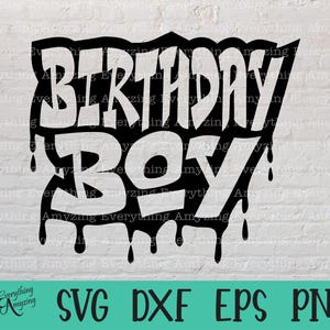 Puede incluir: Diseño gráfico en blanco y negro con las palabras "BIRTHDAY BOY" en un estilo de fuente goteante. El diseño también incluye los tipos de archivo SVG, DXF, EPS y PNG.