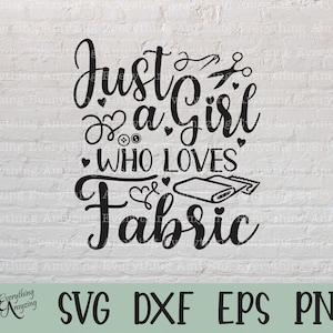 Puede incluir: Diseño en blanco y negro con el texto "Just a Girl Who Loves Fabric" con iconos relacionados con la costura y un rollo de tela.