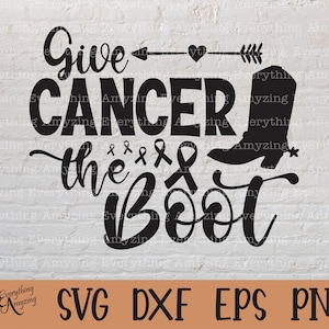 Peut inclure: Conception graphique en noir et blanc avec le texte "Give Cancer the Boot" et une botte de cow-boy. Le texte est en écriture cursive et il y a des rubans roses autour du mot "the".