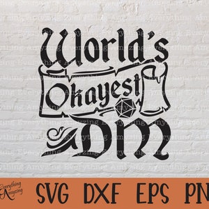 Puede incluir: Diseño gráfico en blanco y negro con un rollo y un dado. El texto dice "World's Okayest DM".