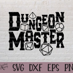 Può includere: Design in bianco e nero del testo "Dungeon Master" con varie forme di dadi che circondano il testo.