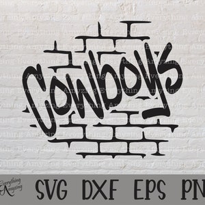 Peut inclure: Conception graphique en noir et blanc du mot "Cowboys" écrit dans un style graffiti avec un mur de briques derrière le texte.