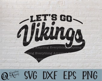 Puede incluir: Diseño gráfico en blanco y negro con una fuente de estilo vintage que dice "Let's Go Vikings". El texto está en una pancarta curva con fondo blanco.