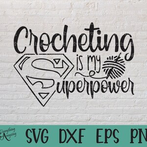 Puede incluir: Diseño gráfico en blanco y negro con un logotipo de superhéroe con el texto "Crocheting is my superpower" y una bola de hilo con una aguja.