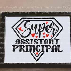 K&ouml;nnte beinhalten: Schwarz-wei&szlig;es Grafikdesign eines Superhelden mit einer rautenf&ouml;rmigen Brust und dem Text "Super Assistant Principal" mit roten Herzen.