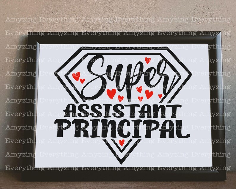 K&ouml;nnte beinhalten: Schwarz-wei&szlig;es Grafikdesign eines Superhelden mit einer rautenf&ouml;rmigen Brust und dem Text "Super Assistant Principal" mit roten Herzen.