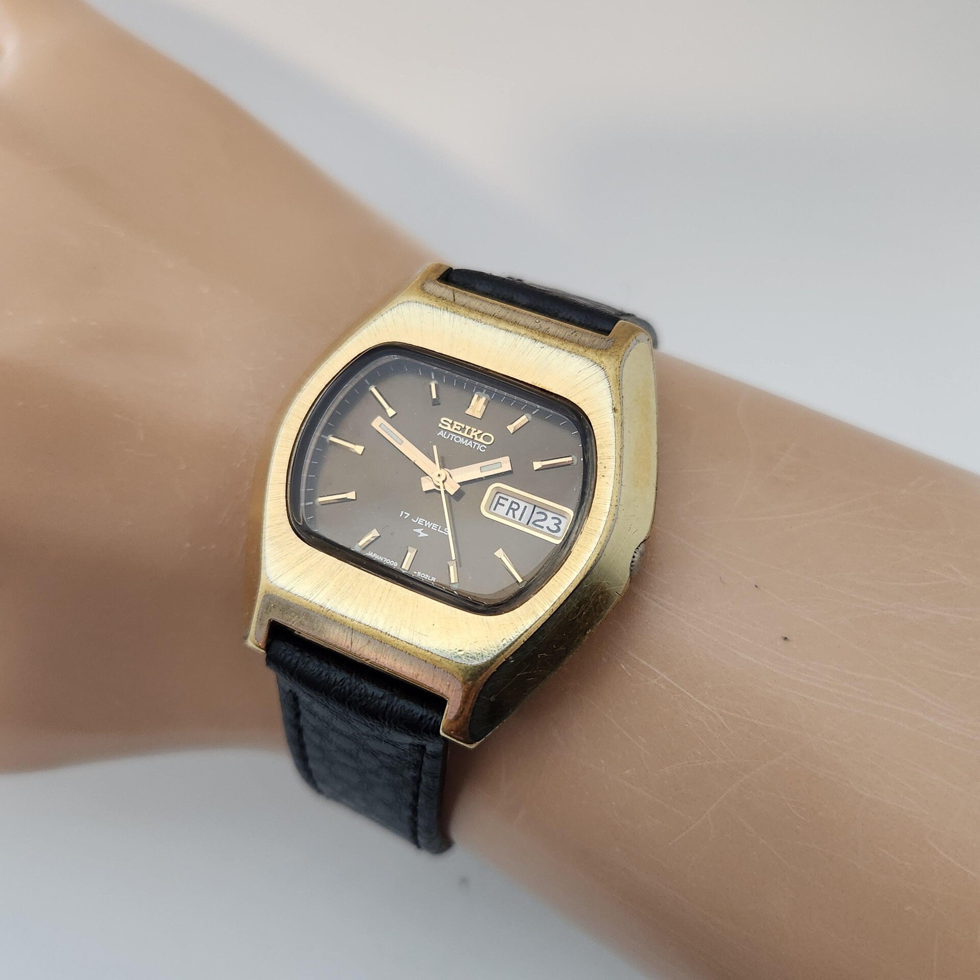 Vintage SEIKO AUTOMATIC Model 5029, Iconic TV Case Model, 17