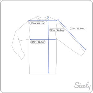 Op de afbeelding: Een wit shirt met lange mouwen met afmetingen. De breedte van het shirt is 50,8 cm, de lengte is 74,9 cm en de mouwlengte is 63,5 cm. De lichaamslengte van het shirt is 62,2 cm. Het Sizely-logo staat rechtsonder.