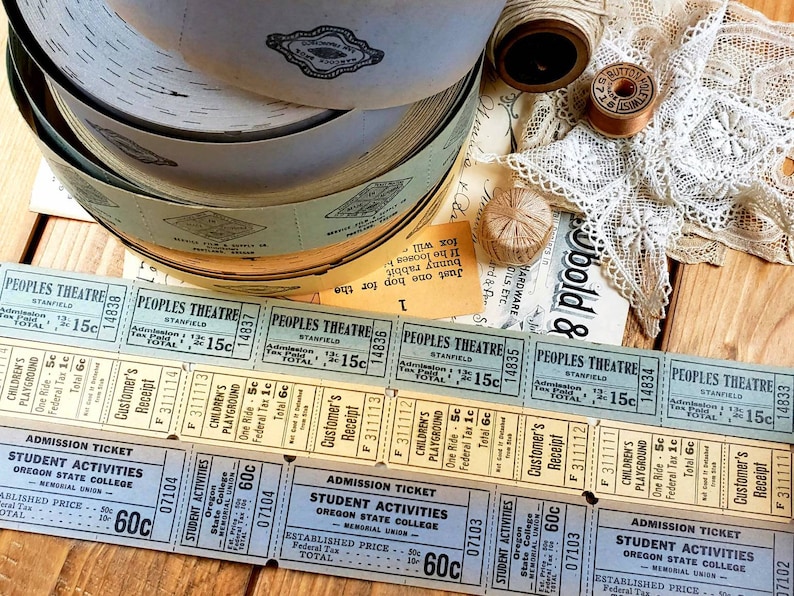 Puede incluir: Una colecci&oacute;n de boletos de papel vintage azules y amarillos para el Peoples Theatre de Stanfield. Los boletos son para la admisi&oacute;n al teatro y para los paseos en el patio de recreo para ni&ntilde;os. Los boletos tienen un precio de 15 centavos cada uno. Los boletos tambi&eacute;n son para actividades estudiantiles en Oregon State College, Memorial Union, y tienen un precio de 60 centavos cada uno.