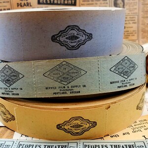 Puede incluir: Tres rollos de pel&iacute;cula vintage con etiquetas que dicen "Hancock Bros. San Francisco" y "Service Film & Supply Co. Distributors Portland, Oregon".