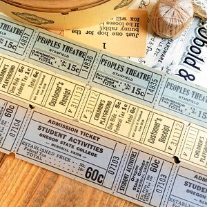 Puede incluir: Una colecci&oacute;n de boletos de teatro antiguos del Peoples Theatre de Stanfield. Los boletos est&aacute;n amarillentos por el paso del tiempo y tienen precios escritos a mano. Los boletos son para paseos en el parque infantil para ni&ntilde;os y actividades estudiantiles en el Oregon State College.