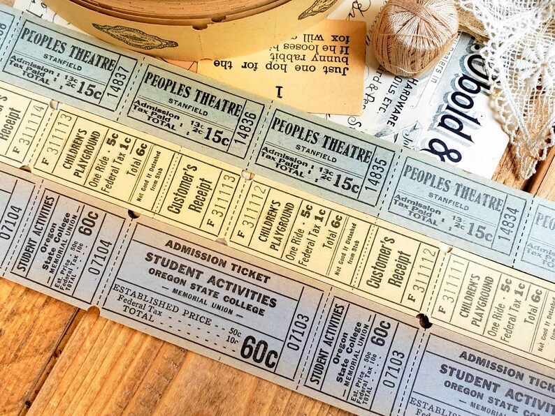 Puede incluir: Una colecci&oacute;n de boletos de teatro antiguos del Peoples Theatre de Stanfield. Los boletos est&aacute;n amarillentos por el paso del tiempo y tienen precios escritos a mano. Los boletos son para paseos en el parque infantil para ni&ntilde;os y actividades estudiantiles en el Oregon State College.