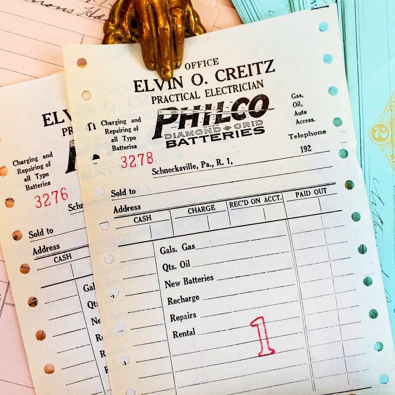 Puede incluir: Un recibo vintage de Elvin O. Creitz, electricista pr&aacute;ctico, para bater&iacute;as Philco Diamond Grid. El recibo est&aacute; fechado en 3278 e incluye una lista de servicios y cargos, incluyendo gasolina, aceite, bater&iacute;as nuevas, recarga, reparaciones y alquiler. El recibo est&aacute; en papel blanco con un fondo de patr&oacute;n azul y blanco.