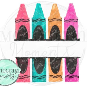 Può includere: Cinque pastelli ad acquerello in fila, con uno striscione sopra che dice "Moments". I pastelli sono rosa, blu, arancio, rosa e blu. Ogni pastello ha una linea nera intorno alla parte superiore e inferiore, e le parole "Monogram Moments" sono scritte su ogni pastello.