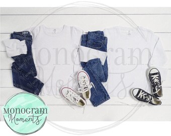 Puede incluir: Dos camisas blancas de manga larga con jeans azul y zapatillas blancas. Las camisas están en blanco y listas para personalizar. Los jeans están remangados en la parte inferior. Las zapatillas son zapatos clásicos de lona.
