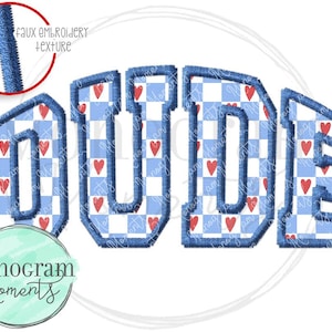 Pode incluir: A palavra "DUDE" é exibida em um padrão xadrez azul e branco com corações vermelhos. As letras têm uma textura de bordado falso. A imagem inclui o texto "MONOGRAM Moments" e o ano "2023" em um design circular.