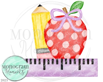Puede incluir: Ilustración en acuarela con un lápiz amarillo, una manzana roja con lunares blancos y un lazo morado, y una regla morada. La imagen incluye el texto "Monogram Moments" y el año 2023.
