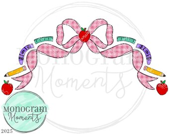 Puede incluir: Ilustración digital con una cinta rosa de cuadros vichy y una manzana roja en el centro. El diseño incluye elementos escolares como lápices, reglas, crayones y manzanas. Las palabras "Monogram Moments" están en un círculo turquesa.