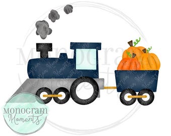 Op de afbeelding: Een blauwe speelgoedtrein met een grijze en witte locomotief die een wagen vol oranje pompoenen trekt. De trein heeft zwarte schoorstenen en wielen.