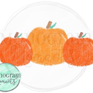 Puede incluir: Tres calabazas dibujadas a mano en naranja y amarillo con tallos verdes. Las calabazas están dispuestas en fila, con la calabaza más grande en el centro.