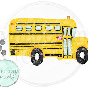 Può includere: Un autobus scolastico giallo con strisce nere e un cartello di stop. L'autobus ha un grande finestrino laterale e una porta a destra. Ci sono fumi di scarico neri che escono dalla parte posteriore dell'autobus.