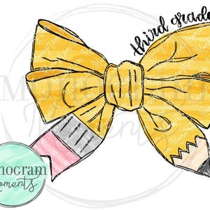 Pode incluir: Um laço amarelo de lápis com as palavras "terceiro ano" escritas em preto. O laço é amarrado com uma borracha de lápis rosa e cinza.