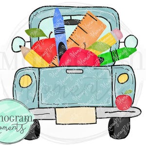 Può includere: Un camioncino giocattolo blu pieno di materiale scolastico, tra cui pastelli, matite, righelli e mele. Il camioncino ha un cassone bianco e una targa bianca. Il camioncino è su uno sfondo bianco.