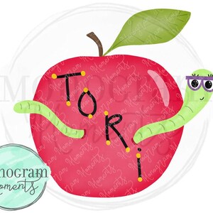 Può includere: Una mela rossa con un gambo e una foglia verdi. La mela ha linee nere e punti gialli che collegano le lettere "T", "O", "R" e "I" sulla superficie. Un verme verde con occhiali viola striscia sulla mela.