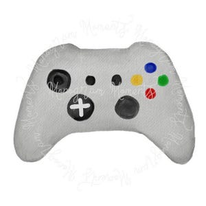 Puede incluir: Un mando de videojuegos gris con botones negros y detalles coloridos. El mando tiene un botón de signo más blanco en el centro.