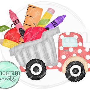 Può includere: Un camioncino rosso con pois bianchi e una cassone grigio pieno di materiale scolastico, tra cui matite, pastelli e un righello. Il camioncino è un'illustrazione digitale con effetto acquerello.