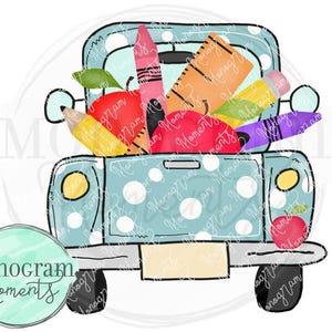 Può includere: Un camioncino blu con pois bianchi è pieno di materiale scolastico, tra cui matite, pastelli, righelli e una mela. Il camioncino ha una targa bianca e una mela rossa sul retro.