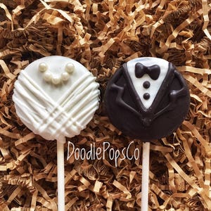 Bride Groom Oreo cookie pops / wedding favor / bridal shower / party favor / one dozen (12)