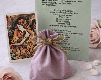Set ritual: Gua sha de cuarzo rosa natural, tarjeta ritual, tarjeta de regalo y bolsa.