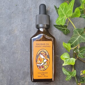 Puede incluir: Una botella de vidrio marr&oacute;n con un gotero negro. La etiqueta dice "Baobab Oil Organic Unrefined Cold Pressed Pure 50ml 1.7fl oz".