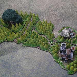Puede incluir: Un conjunto de terreno para juegos de mesa que presenta secciones de bosque modulares con árboles verdes en forma de cono, un árbol grande de color verde oscuro, un afloramiento rocoso gris y un pequeño castillo de piedra gris sobre una base.