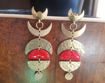 Boucles d'oreille style Art Déco forme géométrique lunes et demis cercles laiton brut or antique et sequins émaillés rouge