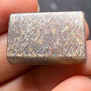 Piedra solar de celosía arcoíris natural, pulida, cuadrada menor, de Tanzania