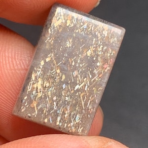 Naturalny kamień słoneczny Rainbow Lattice polerowany Minor kwadratowy z Tanzanii