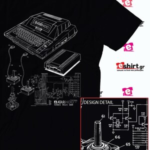 Peut inclure: Un t-shirt noir avec un contour blanc d'un ordinateur Atari 800, un lecteur de disquettes et deux manettes. Le design comprend le texte "ATARI 800" et "ATARI bit GEN". Un gros plan d'une manette avec un schéma de circuit est présenté dans le coin inférieur droit.