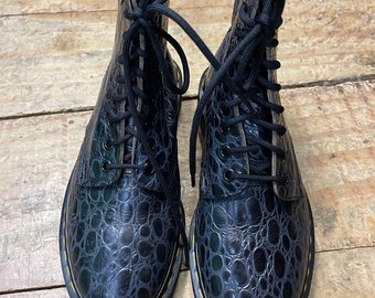 Vintage dr martens crocodile pattern leather.made in england very good condition .saiz uk 5 us women 7 eur 38