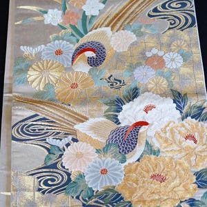 Kimono giapponese d'epoca Nishijin Ori Obi in seta Fukuro con lamina di platino, uccelli, fiori e quaglie finemente tessuti, motivo ripetuto, condizioni eccellenti