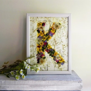 Regalo artístico con letras personalizadas enmarcadas de flores prensadas