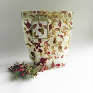 Carta da regalo fatta a mano, sacchetto regalo in carta con etichetta - carta da regalo floreale naturale - confezione per le feste - carta da regalo festiva - sacchetto regalo bordeaux